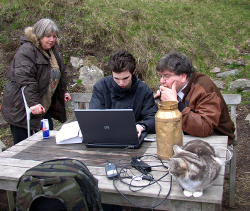 Un joven con sus padres ante el portátil