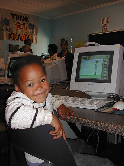 Niña en clase ante ordenador