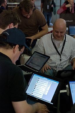 Grupo de personas con sus portátiles