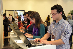 Grupo de jóvenes en ordenadores durante el Social Media Brasil 2010