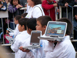 Fila de niños con sus miniportátiles