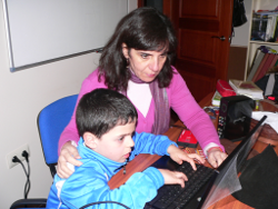 Niña usando su ordenador portátil