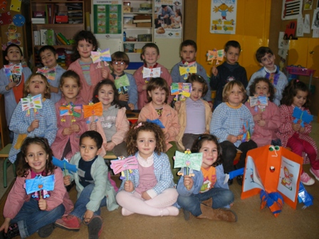 Grupo de alumnado de infantil cos titeres da mascota da biblioteca