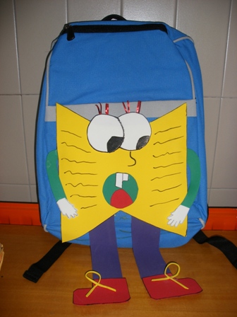 Imaxe dunha mochila decoradas coma a mascota da biblioteca