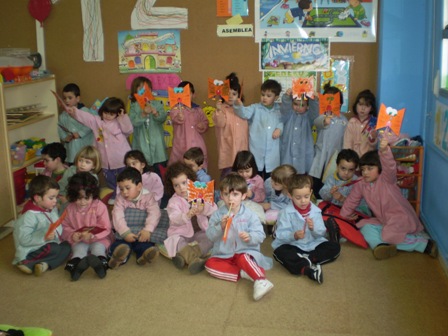 Grupo de alumnado de infantil cos titeres da mascota da biblioteca