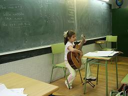 Almudena tocando a guitarra