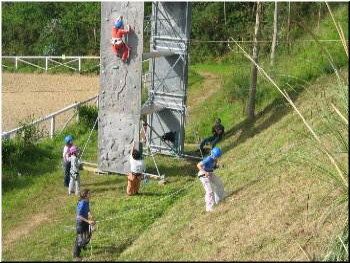 Escalada e descenso con arn&eacute;s e casco