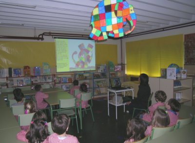 Alumnado asistindo a unha presentaci&oacute;n da biblioteca