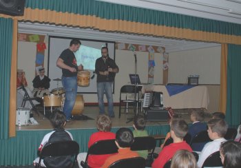 Benito e Xoan interpretando un son tradicional