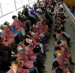 Os pequenos nas gradas