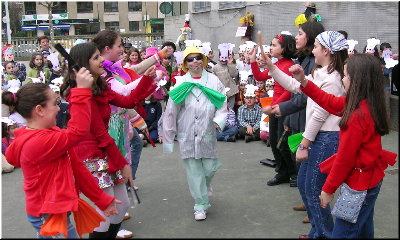 Alumnas de sexto durante o baile