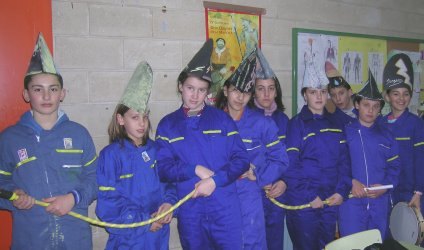 Bombeiros de 6&ordm; levando a mangueira