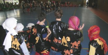 Alumnado de 6&ordm; durante o baile