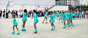 Familias vendo actuar o grupo