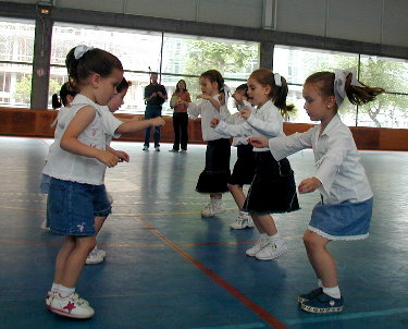 Os pequenos bailando