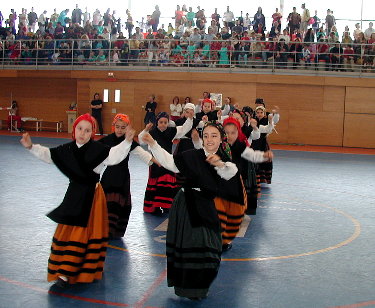 O grupo dos maiores coas gradas o fondo