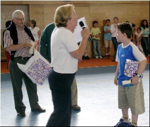 Jos&eacute; Antonio recibe o seu premio da Sociedade Colomb&oacute;fila