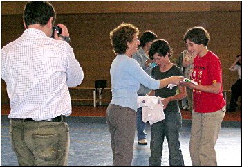 Entrega dos premios a Bea e Mari&ntilde;a