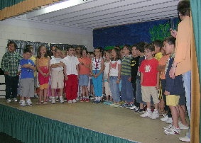Alumnos do primeiro ciclo cantan en ingl&eacute;s