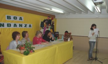 Alicia lendo a s&uacute;a despedida