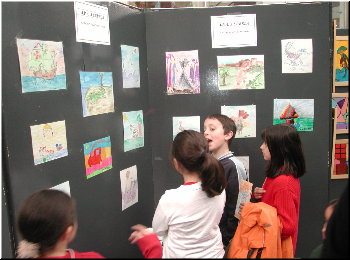 Nenos/as mirando os debuxos