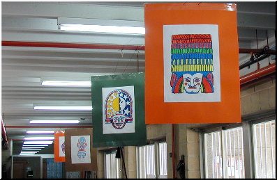 Carteis na entrada do Colexio