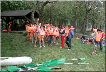 Un grupo po&ntilde;endo os chalecos