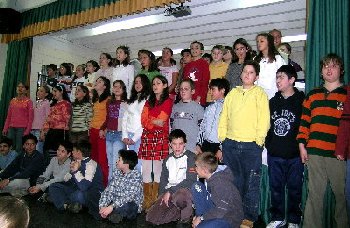 Todos os alumnos de sexto cantando 