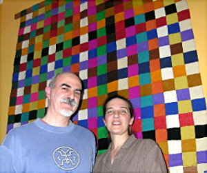 Os artes&aacute;ns cun tapiz feito por eles