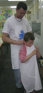 Po&ntilde;endo o mandil