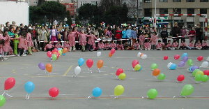 Po&ntilde;endo globos &aacute; Paz