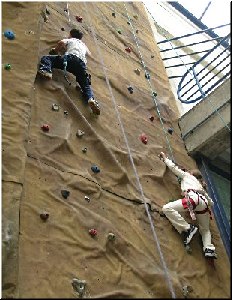 Dous alumnos escalando