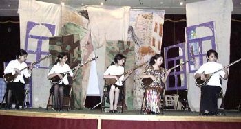 Playing Uzbek instruments