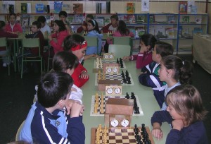 Atendendo as explicaci&oacute;ns antes do torneo