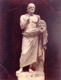 estatua de Eur&iacute;pides con m&aacute;scara tr&aacute;xica