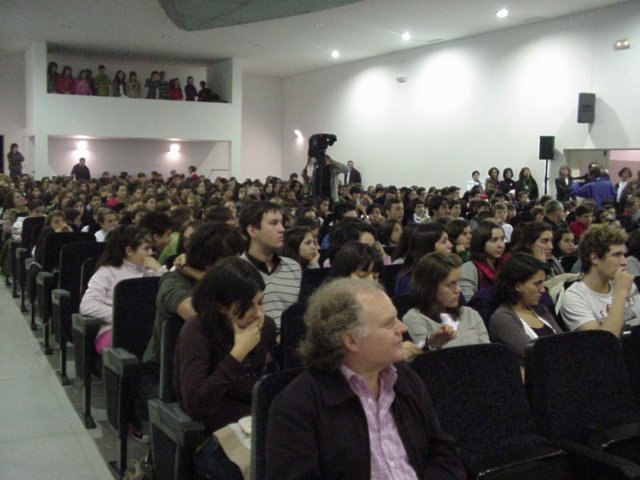 alumnosdorosalaeoutrosasistentesnoacto.jpg