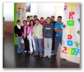 005_posando_cos_carteis.jpg